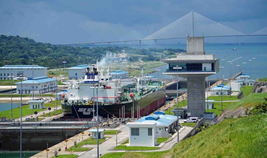 Canal de Panamá ampliado y Fuerte San Lorenzo.